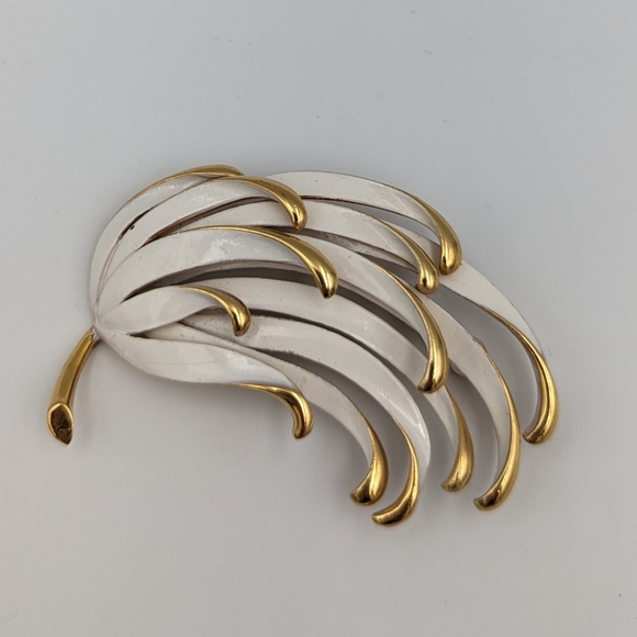 Vintage Monet white enamel gold tone floral motifs brooch - Picture 3 of 8